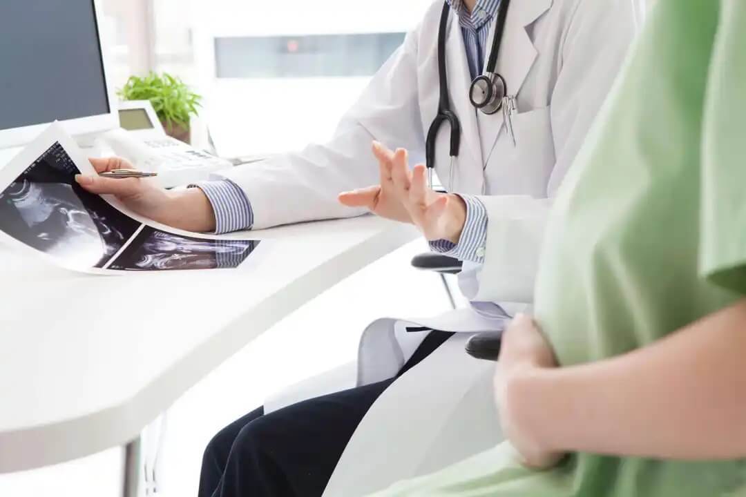 Mulher grávida no consultório médico durante a 37ª semana.