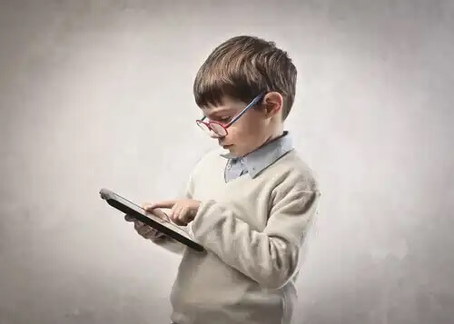 Criança usando tablet para aprender.
