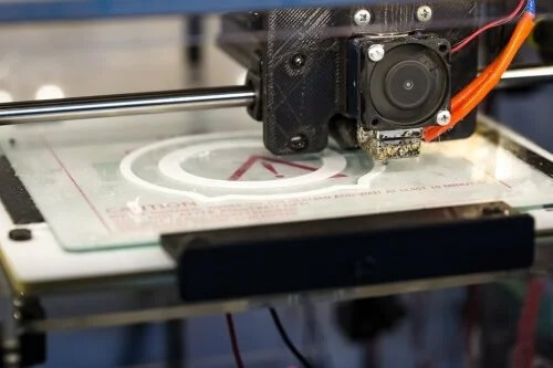 Uma impressora 3D.