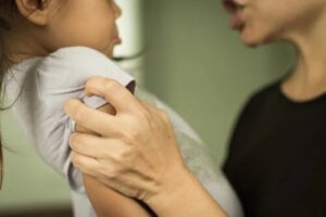 4 consequências de bater nas crianças