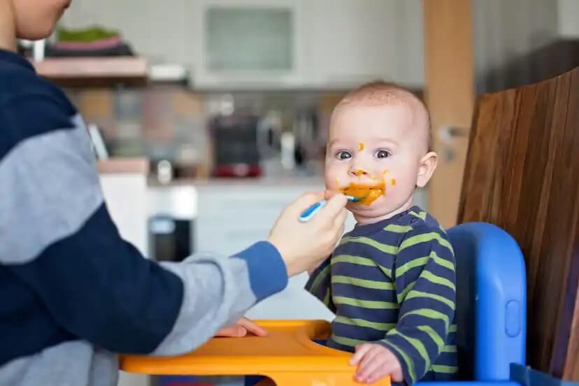 Dar toda a comida triturada é um dos maus hábitos para os dentes das crianças.