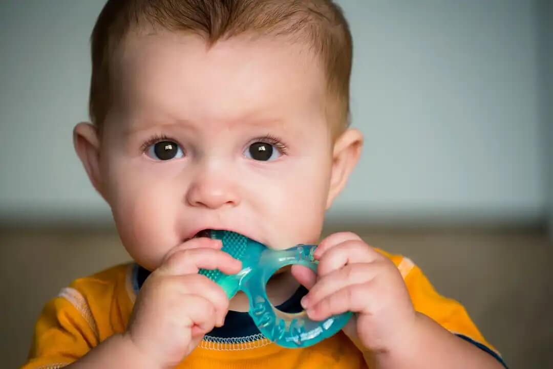 Bebê sem dentes com mordedor.