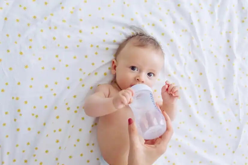 Evitar a prisão de ventre nos bebês: hidratação.