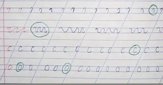 Caneta verde na correção das provas.