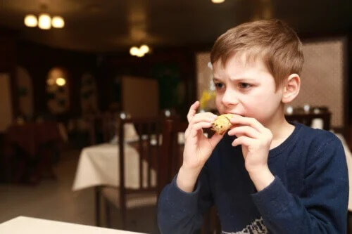 4 sinais de que seu filho está comendo muito sal