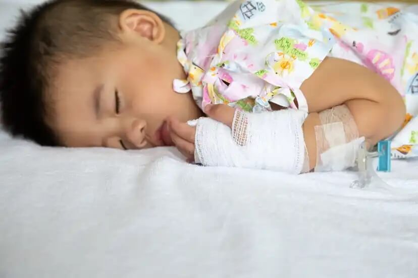 Criança doente com meningite.