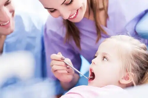 Criança pequena no dentista.