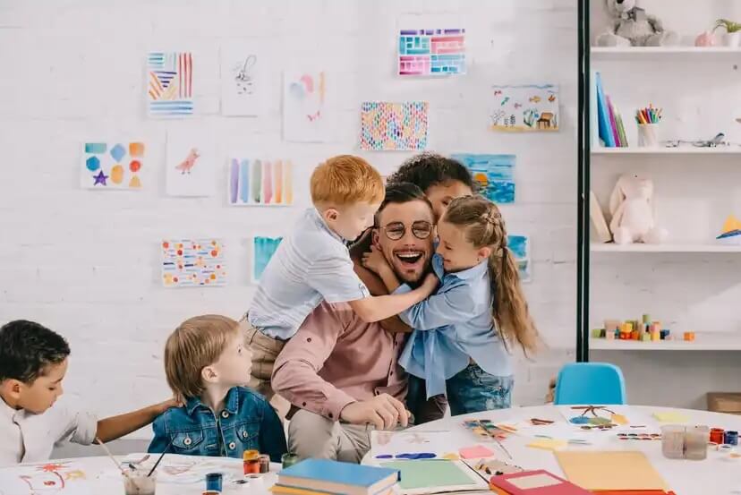 Crianças em sala de aula com seu professor.