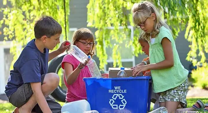 Crianças aprendendo sobre reciclagem