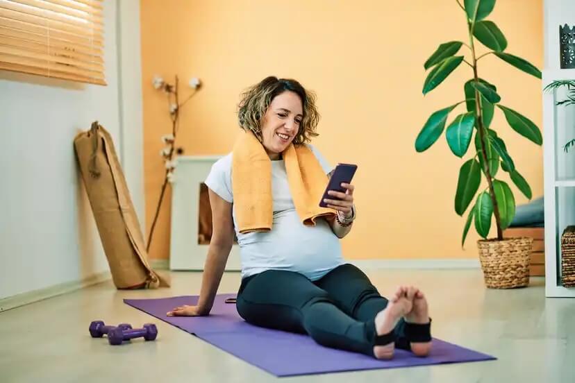 Mulher usando apps para ficar em forma durante a gravidez.