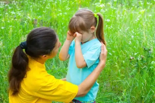 Mãe dizendo à filha algumas das frases para confortar as crianças quando elas estiverem chorando.