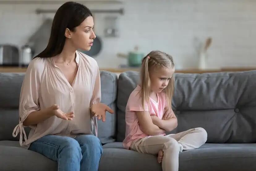 Mãe repreendendo e educando sua filha após seu mau comportamento.