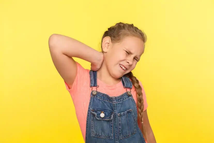 Menina com dor no pescoço.