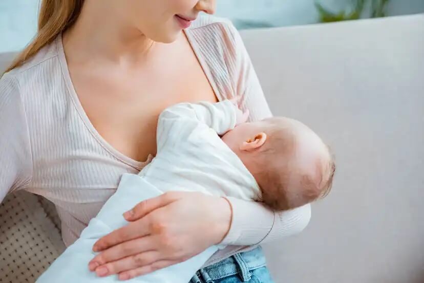 Mulher amamentando seu bebê.