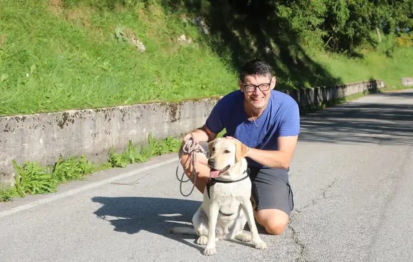 Homem adulto com transtorno do espectro autista.