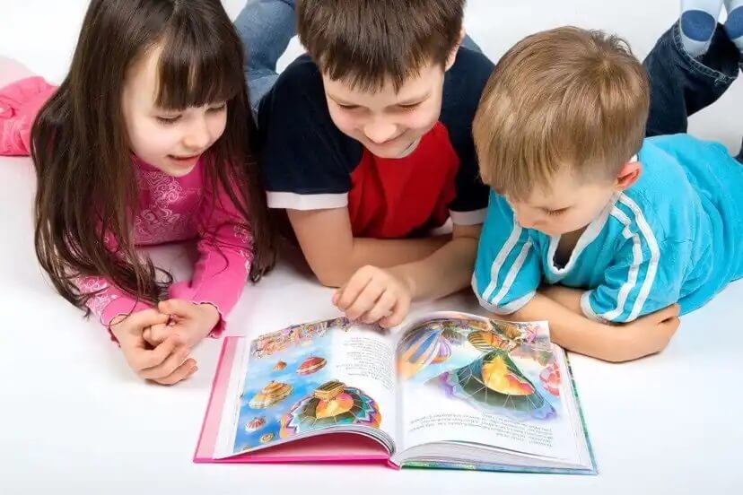 Crianças lendo juntas.