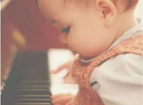 Bebê tocando piano: será que seu bebê não ouve bem