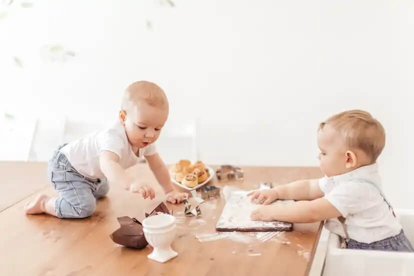 Bebês brincando com farinha