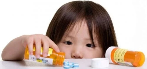 Perigos ao deixar medicamentos ao alcance das crianças