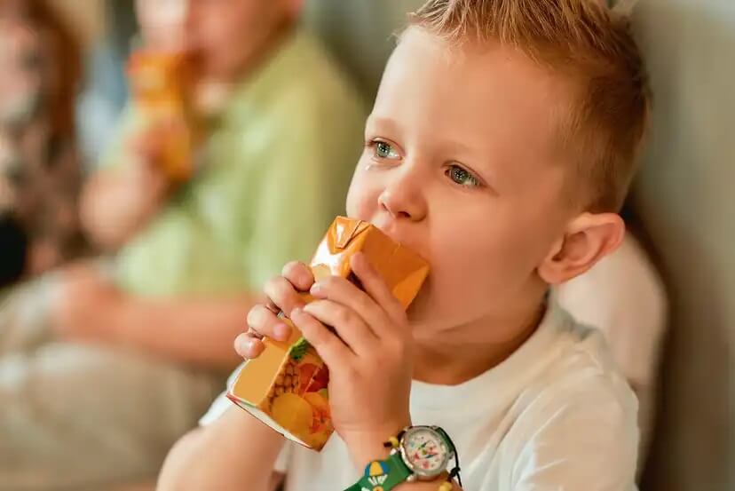 Suco de caixinha : um dos piores alimentos para os bebês