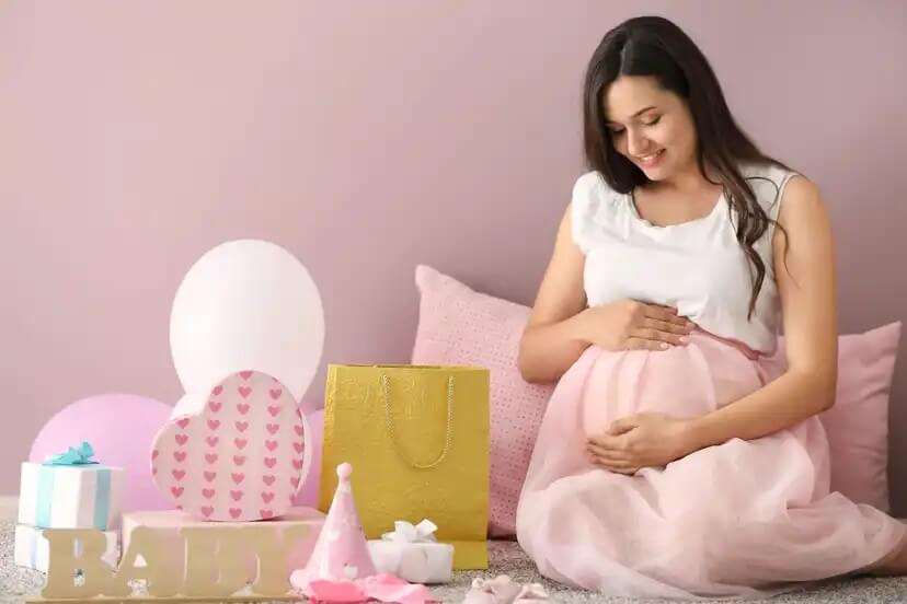Mulher grávida pensando em nomes inspirados em comidas para seu bebê.