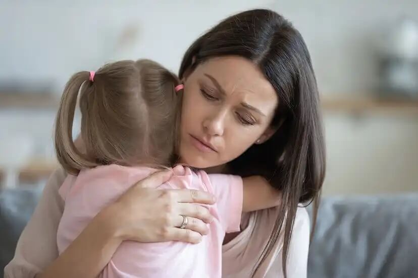 Autoestima: filha abraçando a mãe para aliviar sua ansiedade.