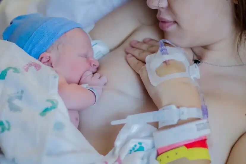 A ajuda das consultoras de amamentação.