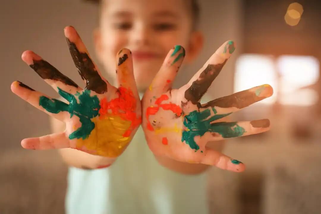 Atividades criativas com aquarela e tinta para crianças.