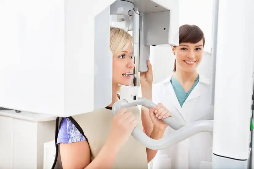 Mulher fazendo um raio-x odontológico