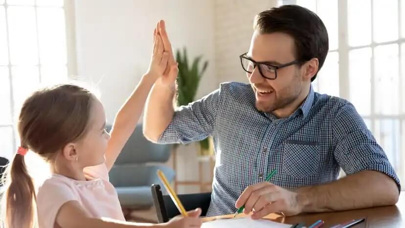Autoestima infantil: pai parabenizando filha.