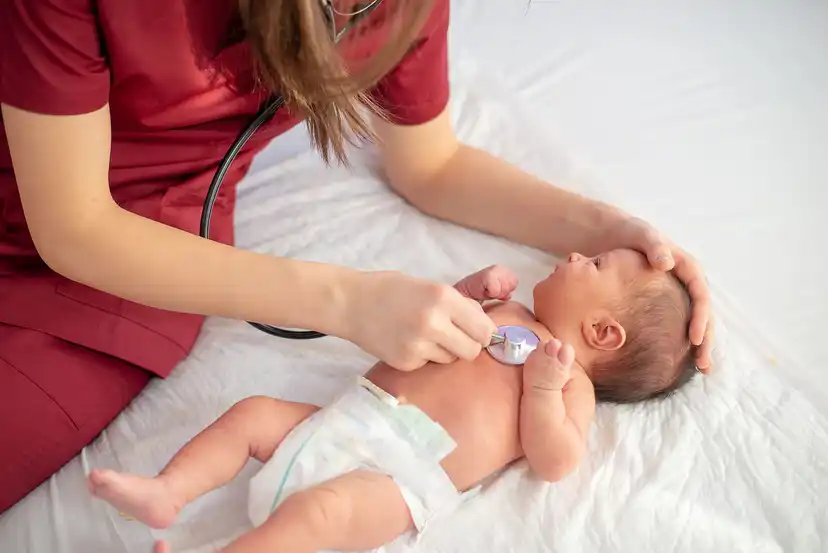 Pediatra examinando bebê: pérolas de Epstein