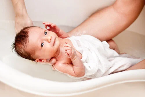 A pele do bebê durante o primeiro banho