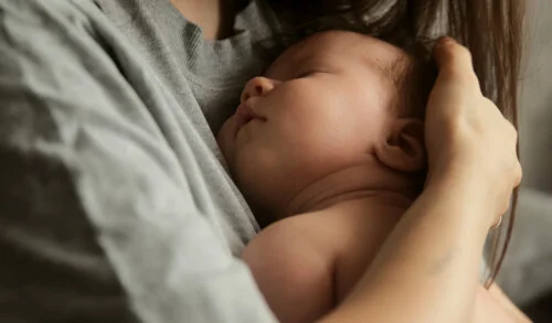 Confirmado pela ciência: os abraços da mamãe e do papai são o melhor relaxante para o bebê