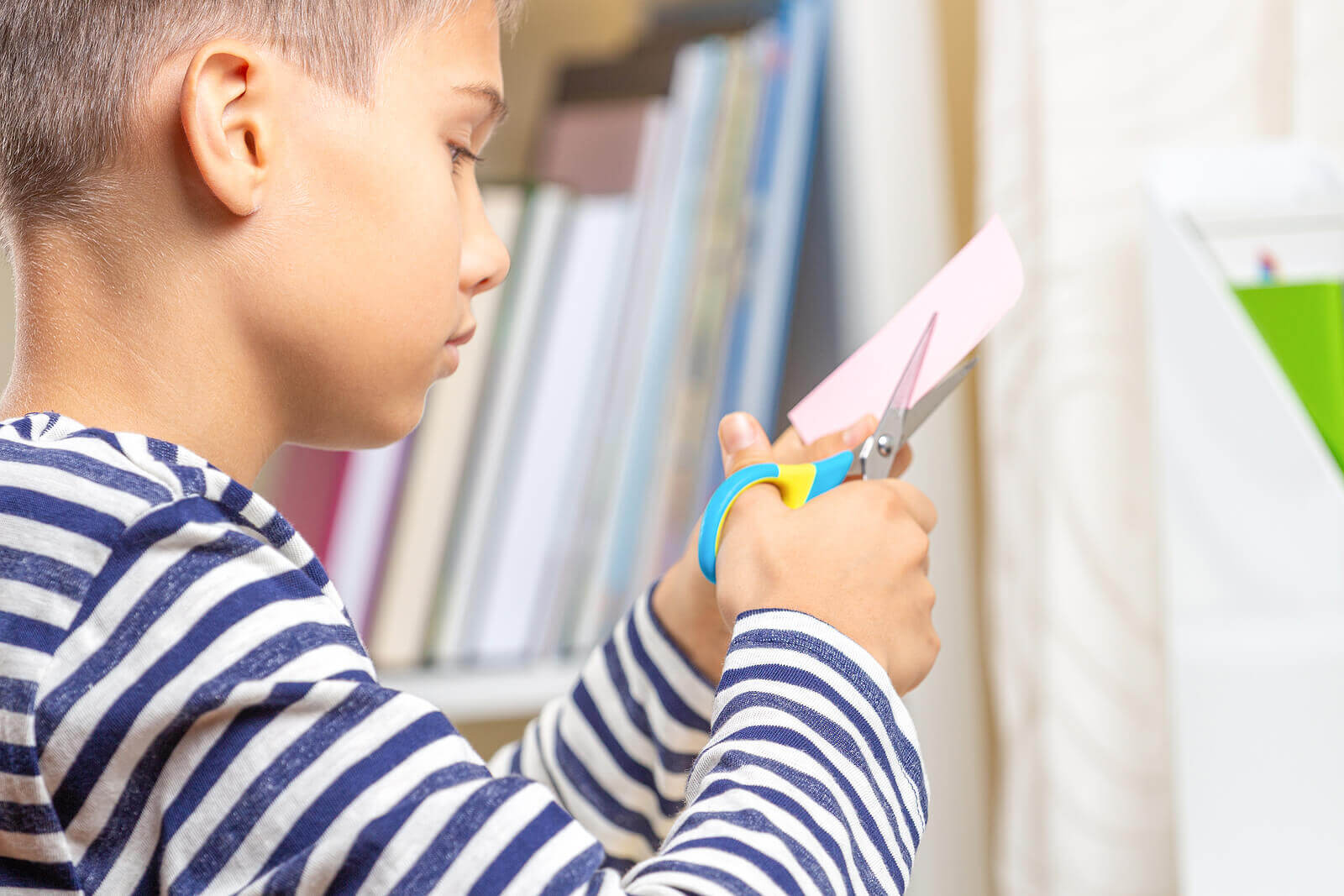 Criança fazendo um dos artesanatos com cartolina.