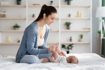 Massagens para aliviar as cólicas infantis: passo a passo