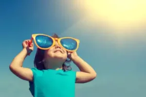 Óculos de sol para bebês e crianças: o que considerar