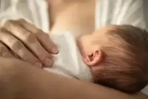 5 benefícios da amamentação na boca do bebê