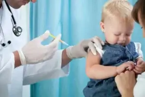 11 dicas para tranquilizar seu filho durante uma injeção