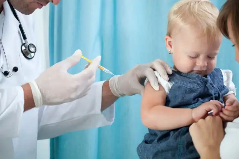 11 dicas para tranquilizar seu filho durante uma injeção