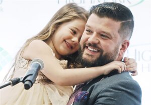 Após esposa tirar a própria vida, esse pai decidiu ajudar mulheres com depressão pós-parto