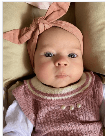 Com apenas 2 meses, bebê encanta a web com vídeo dando "bom dia"