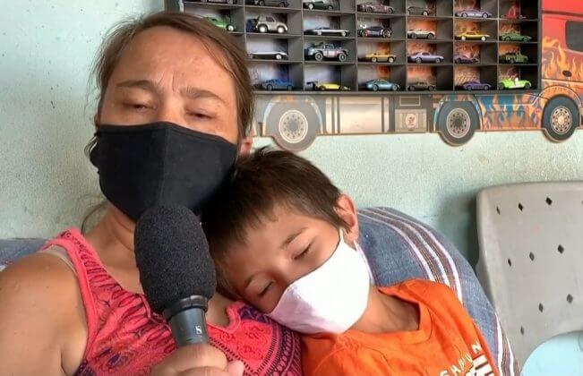 Menino de 11 anos salva a vida da mãe fazendo primeiros socorros enquanto espera a chegada do Samu