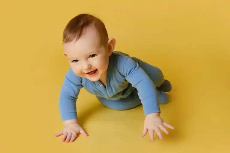 Qual é a roupa certa para o bebê que engatinha?