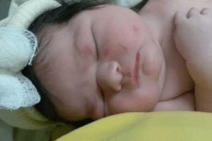 Mulher descobre gravidez quando está prestes a dar à luz