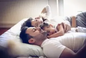 Meu filho quer dormir com a gente: o que fazer?