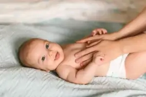 Benefícios psicológicos das massagens para bebês