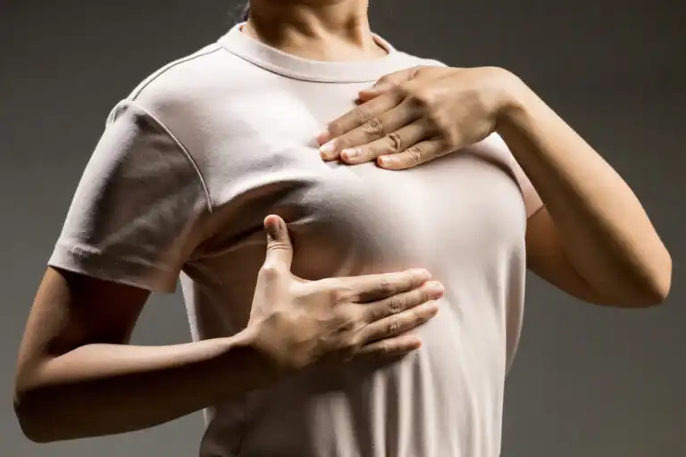 Nódulos na mama durante a amamentação: possíveis causas e como aliviar