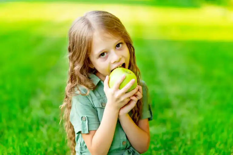 4 alimentos saudáveis para os dentes das crianças