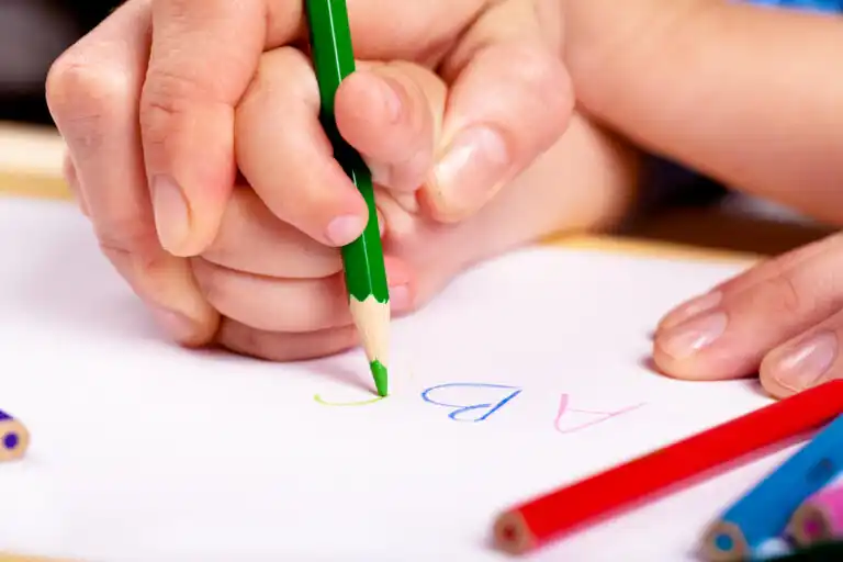 6 chaves para ensinar a segurar bem um lápis