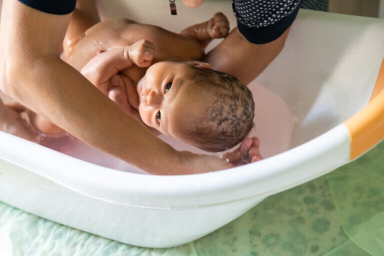 10 erros ao dar banho no bebê